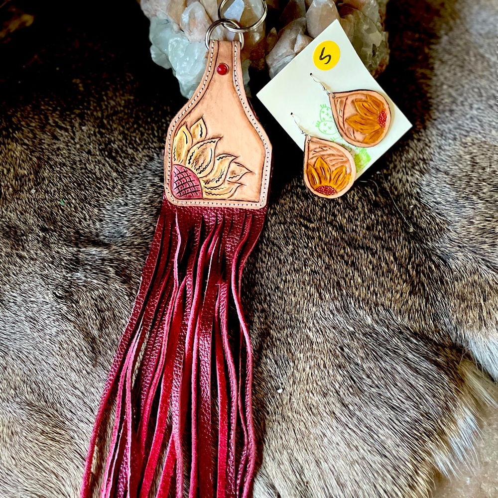 Get YourWestern on! 🤠 Hand Tooled Leather Western Earring & Key Ring NWT